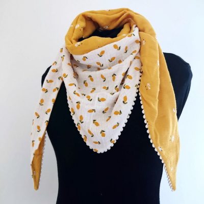 Cours - Foulard jaune - Atelier des gourdes
